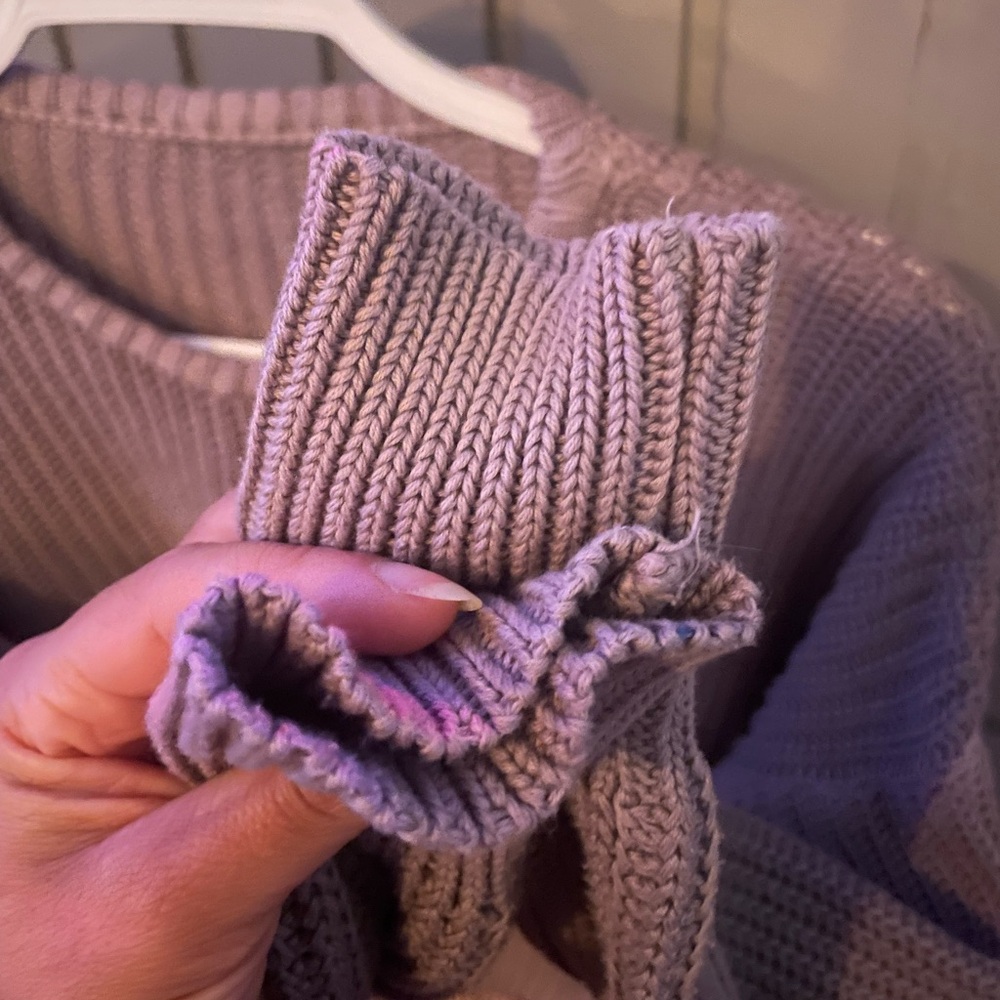 Brandy Melville Cropped Knit Sweater - Picture 9 of 9